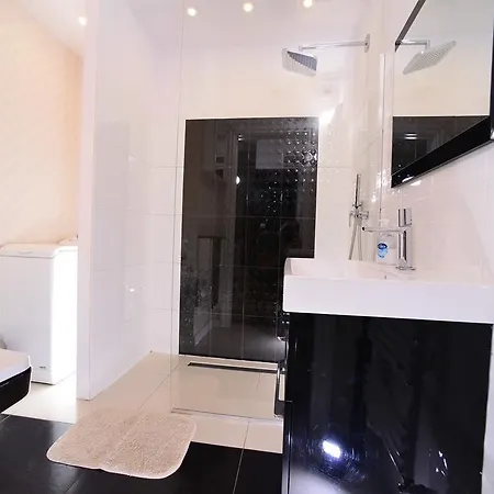 Apartament 1 *